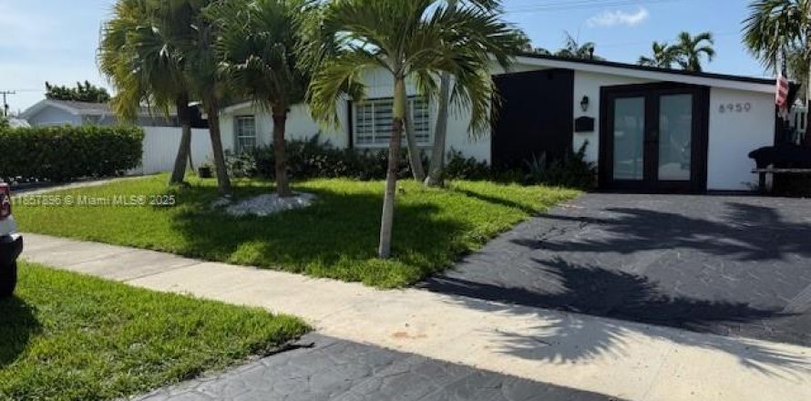 House in Cutler Bay, Florida 4 bedrooms, 231.33 sq.m. № 1895270