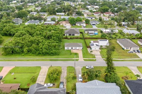 House in Port St. Lucie, Florida 2 bedrooms, 114.27 sq.m. № 1832389 - photo 2