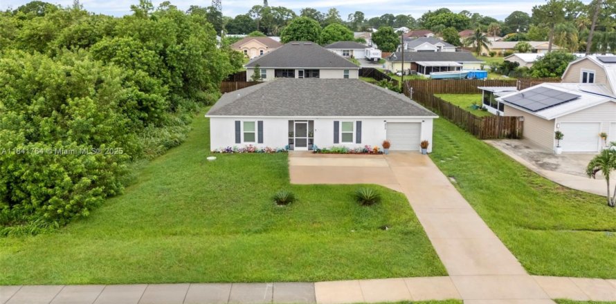 House in Port St. Lucie, Florida 2 bedrooms, 114.27 sq.m. № 1832389