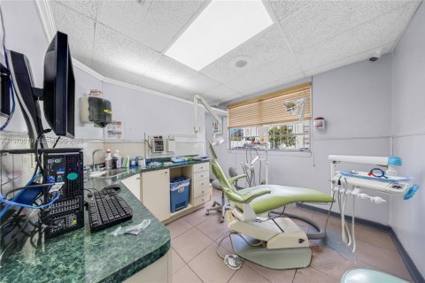 Propiedad comercial en venta en Miami, Florida № 2032219 - foto 19