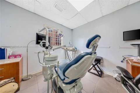 Propiedad comercial en venta en Miami, Florida № 2032219 - foto 17