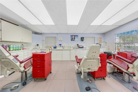 Propiedad comercial en venta en Miami, Florida № 2032219 - foto 13