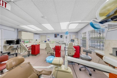 Propiedad comercial en venta en Miami, Florida № 2032219 - foto 18