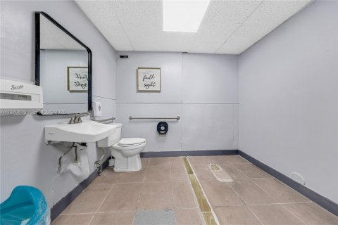Propiedad comercial en venta en Miami, Florida № 2032219 - foto 12