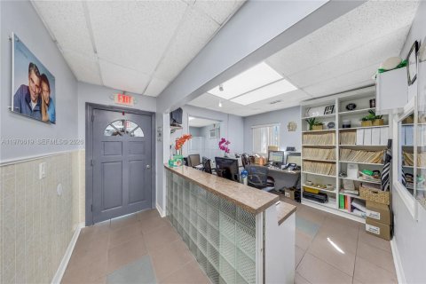 Propiedad comercial en venta en Miami, Florida № 2032219 - foto 10