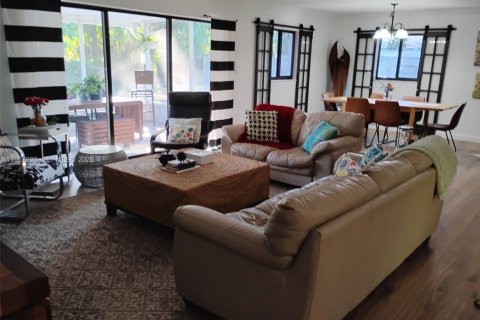 House in Fort Myers, Florida 3 bedrooms, 133.41 sq.m. № 2028428 - photo 12