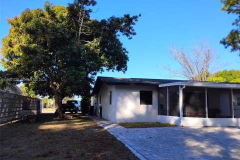 House in Fort Myers, Florida 3 bedrooms, 133.41 sq.m. № 2028428