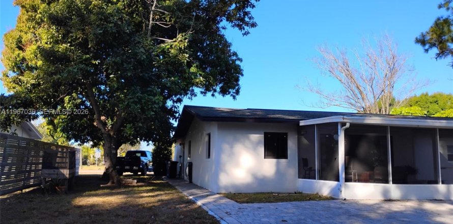 House in Fort Myers, Florida 3 bedrooms, 133.41 sq.m. № 2028428