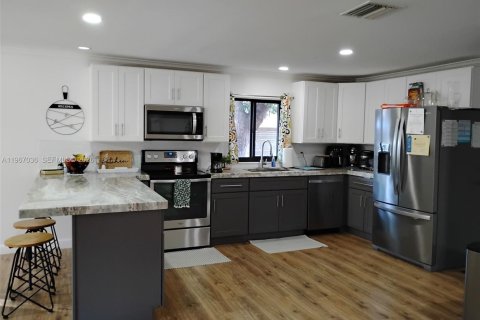 House in Fort Myers, Florida 3 bedrooms, 133.41 sq.m. № 2028428 - photo 13