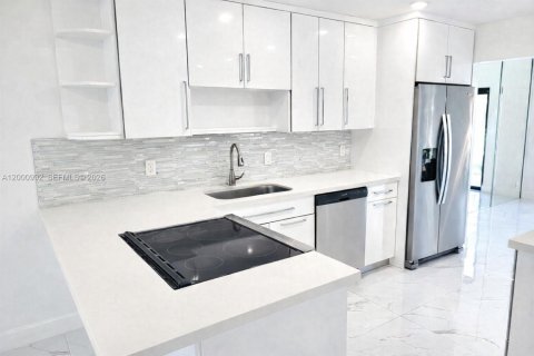 Кондоминиум с 4 спальнями в Плантация, Флорида № 2065320