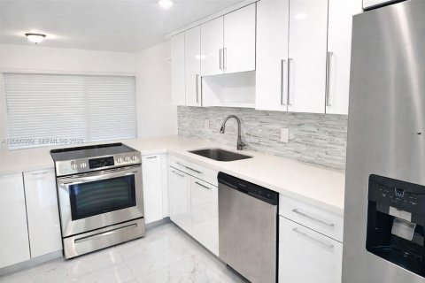 Снять в аренду кондоминиум в Плантация, Флорида 4 спальни, 201.6м2, № 2065320 - фото 3