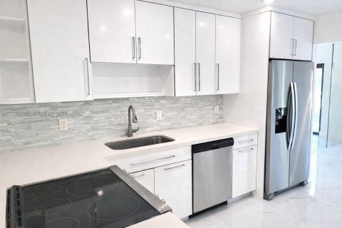 Снять в аренду кондоминиум в Плантация, Флорида 4 спальни, 201.6м2, № 2065320 - фото 2