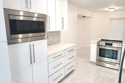 Снять в аренду кондоминиум в Плантация, Флорида 4 спальни, 201.6м2, № 2065320 - фото 5