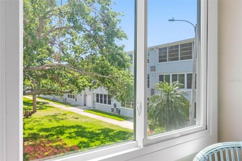 Condo in Saint Petersburg, Florida, 1 bedroom  № 1732646 - photo 27