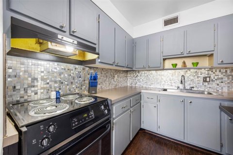 Condo in Saint Petersburg, Florida, 1 bedroom  № 1732646 - photo 11