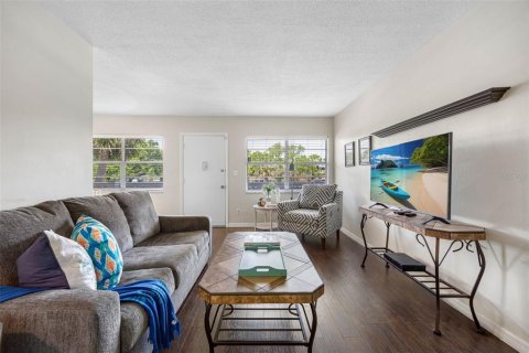 Condo in Saint Petersburg, Florida, 1 bedroom  № 1732646 - photo 6