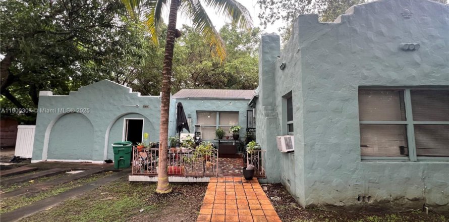 Propiedad comercial en Miami, Florida 325.81 m2 № 1952751