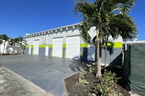 Propiedad comercial en alquiler en Lake Worth, Florida № 932301 - foto 1