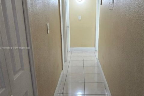 Condo in Hialeah, Florida, 2 bedrooms  № 1960434 - photo 8