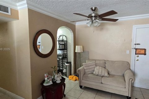 Condo in Hialeah, Florida, 2 bedrooms  № 1960434 - photo 4