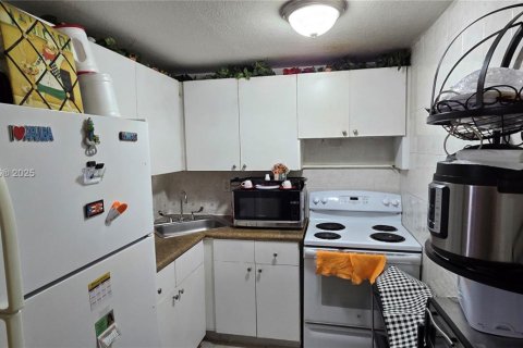 Condo in Hialeah, Florida, 2 bedrooms  № 1960434 - photo 5