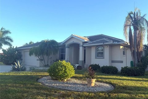 House in Punta Gorda, Florida 3 bedrooms, 187.85 sq.m. № 2393456