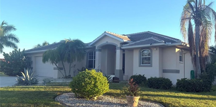 House in Punta Gorda, Florida 3 bedrooms, 187.85 sq.m. № 2393456