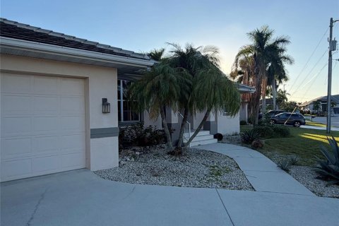 House in Punta Gorda, Florida 3 bedrooms, 187.85 sq.m. № 2393456 - photo 2