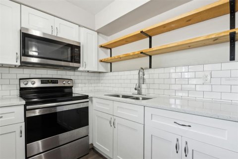 Apartment in Titusville, Florida 2 bedrooms, 69.68 sq.m. № 1869720 - photo 4