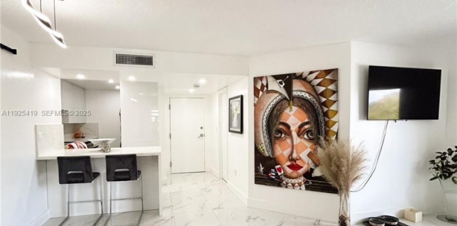 Кондоминиум с 2 спальнями в Майами, Флорида № 1984270