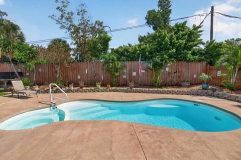 House in Apollo Beach, Florida 3 bedrooms, 103.86 sq.m. № 2421659 - photo 2