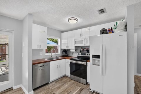 House in Apollo Beach, Florida 3 bedrooms, 103.86 sq.m. № 2421659 - photo 4