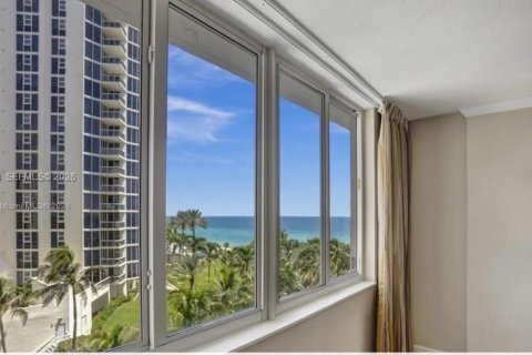 Condo in Sunny Isles Beach, Florida  № 2089198 - photo 2