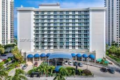 Condo in Sunny Isles Beach, Florida  № 2089198 - photo 10