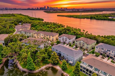 Townhouse in PALM RIVER TOWNHOMES in Tampa, Florida 2 bedrooms, 111.48 sq.m. № 2227399 - photo 2