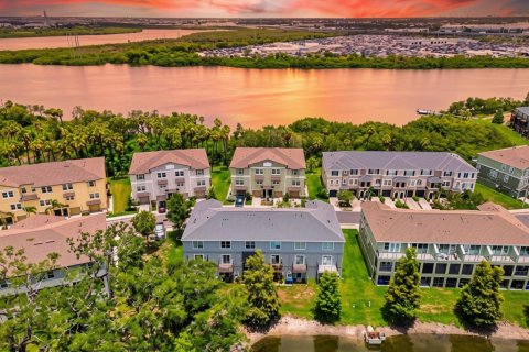 Townhouse in PALM RIVER TOWNHOMES in Tampa, Florida 2 bedrooms, 111.48 sq.m. № 2227399 - photo 3