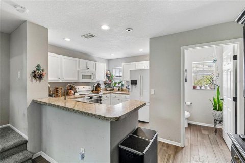 Townhouse in PALM RIVER TOWNHOMES in Tampa, Florida 2 bedrooms, 111.48 sq.m. № 2227399 - photo 11