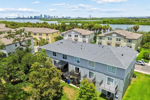 Townhouse in PALM RIVER TOWNHOMES in Tampa, Florida 2 bedrooms, 111.48 sq.m. № 2227399 - photo 27