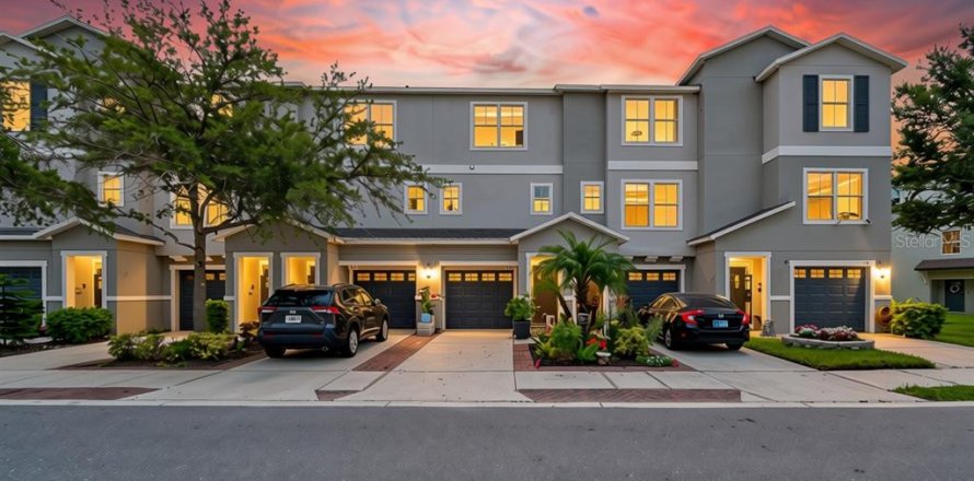 Townhouse in PALM RIVER TOWNHOMES in Tampa, Florida 2 bedrooms, 111.48 sq.m. № 2227399