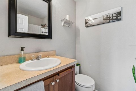 Townhouse in PALM RIVER TOWNHOMES in Tampa, Florida 2 bedrooms, 111.48 sq.m. № 2227399 - photo 17