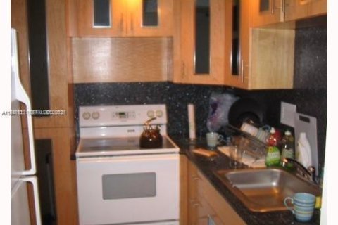 Condo in Miami Beach, Florida, 1 bedroom  № 2003265 - photo 2