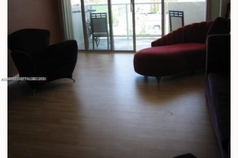 Condo in Miami Beach, Florida, 1 bedroom  № 2003265 - photo 3