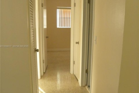 Снять в аренду квартиру в Норт-Майами, Флорида 2 спальни, 62.24м2, № 1989414 - фото 5