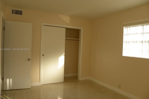 Снять в аренду квартиру в Норт-Майами, Флорида 2 спальни, 62.24м2, № 1989414 - фото 1