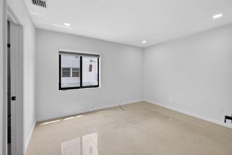 House in Miami, Florida 3 bedrooms, 158.96 sq.m. № 2088330 - photo 28