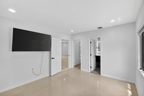 House in Miami, Florida 3 bedrooms, 158.96 sq.m. № 2088330 - photo 26