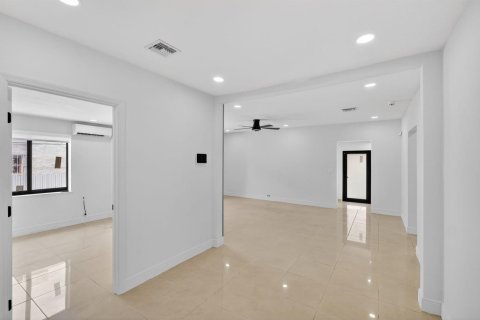 House in Miami, Florida 3 bedrooms, 158.96 sq.m. № 2088330 - photo 17