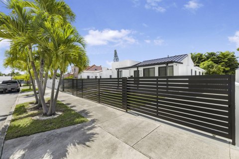 House in Miami, Florida 3 bedrooms, 158.96 sq.m. № 2088330 - photo 3