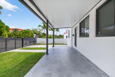 House in Miami, Florida 3 bedrooms, 158.96 sq.m. № 2088330 - photo 10