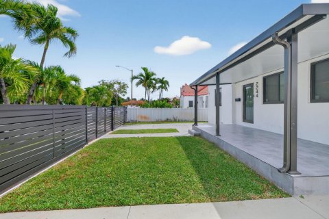 House in Miami, Florida 3 bedrooms, 158.96 sq.m. № 2088330 - photo 9